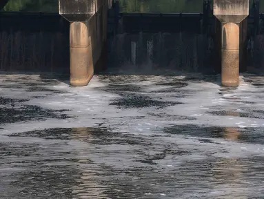 Busa di aliran Kanal Banjir Timur (KBT) keluar dari pintu air Malaka Sari, Jakarta, Selasa (22/8/2023). (merdeka.com/Imam Buhori)