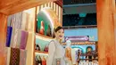 Dalam foto pertama, Kahiyang tampil memesona dengan one set dari @zulsaidsam, dilengkapi sentuhan sulaman tangan khas rancangan Delimayasari. [@ayanggkahiyang].