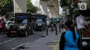Petugas gabungan dari Satpol PP, Dishub, polisi hingga TNI melakukan patroli di kawasan Jalan Fatmawati, Jakarta, Kamis (15/4/2020). Patroli gabungan tersebut untuk mengimbau masyarakat agar tetap dirumah dan selalu menggunakan masker saat beraktivitas di luar rumah. (Liputan6.com/Faizal Fanani)