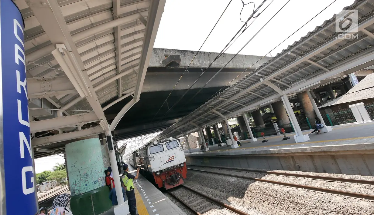 Kereta berhenti tiket saat "Uji Coba Pelayanan Pengguna Jasa KRL" di Lantai Dua Stasiun Cakung, Jakarta, Selasa (9/10). BTPWJB Kemenhub telah merampungkan modernisasi Stasiun Cakung. (Liputan6.com/Herman Zakharia)