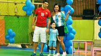 Esteban Vizcarra memakai jersey Timnas Indonesia milik Vendry Mofu. (Bola.com/Iwan Setiawan)