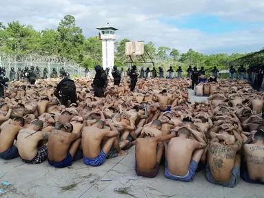 Gambar selebaran yang dirilis oleh Angkatan Bersenjata Honduras ini menunjukkan para narapidana selama operasi di Lembaga Pemasyarakatan Nasional Francisco Morazan di Tamara, 25 km sebelah utara Tegucigalpa, Honduras, 26 Juni 2023. (Army Forces of Honduras/Honduran Armed Forces/AFP)
