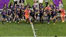 Para pemain Lyon merayakan kemenangan usai mengalahkan Wolfsburg pada final Liga Champions Wanita di Stadion Anoeta, San Sebastian, Spanyol, Minggu (30/8/2020). Lyon meraih gelar juara Liga Champions Wanita usai mengalahkan Wolfsburg 3-1. (AP PhotoAlvaro Barrientos, Pool)