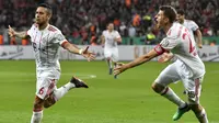 Gelandang Bayern Munchen, Thiago Alcantara, melakukan selebrasi usai mencetak gol ke gawang Bayer Leverkusen pada laga DFB Pokal di Stadion BayArena, Selasa (17/4/2018). Bayern Munchen menang 6-2 atas Bayer Leverkusen. (AP/Martin Meissner)