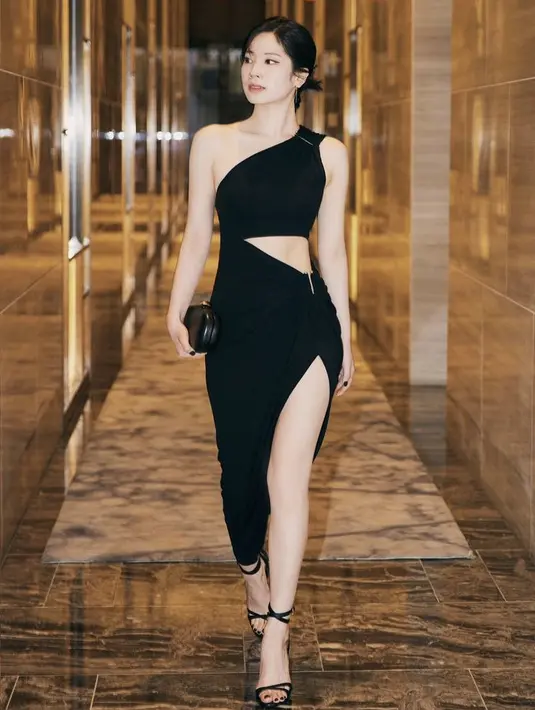 Dress dengan potong tinggi tersebut seharga Rp37 jutaan. Dress tersebut dipadukan dengan clutch hitam seharga Rp17 jutaan. (@dahhyunnee)