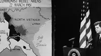 Presiden John F Kennedy di depan peta CIA tentang komunis Vietnam (CIA)