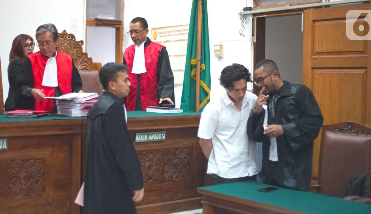 Aktor Jefri Nichol berdiskusi dengan kuasa hukum usai mendengarkan pembacaan tuntutan dalam sidang lanjutan di Pengadilan Negeri Jakarta Selatan, Senin (21/10/2019 Jefri Nichol dituntut jaksa 10 bulan penjara dikurangi masa penahanan. (Liputan6.com/Immanuel Antonius)