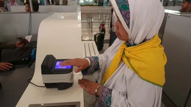 Jemaah Haji menuju Proses Imigrasi di Layanan Eyab di Bandara Prince Mohammed bin Abdulaziz, Madinah. Darmawan/MCh 2019