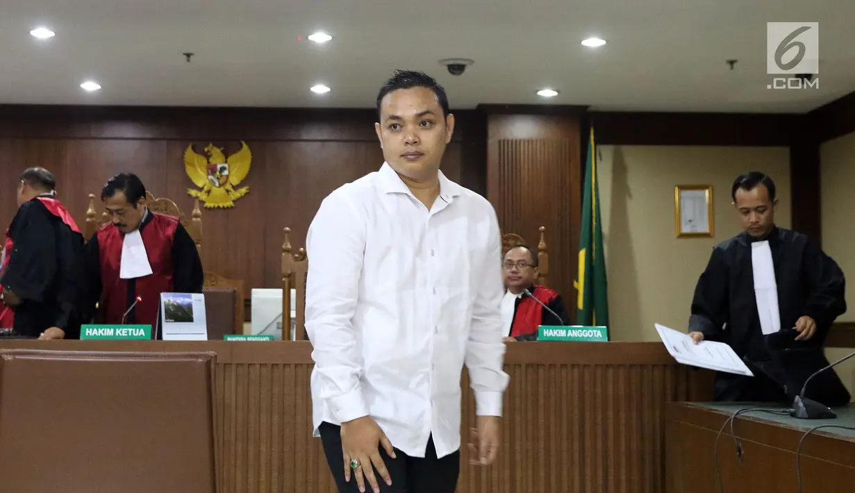 Eka Kamaludin usai menjalani sidang perdana di Pengadilan Tipikor, Jakarta, Kamis (20/9). Sidang beragendakan pembacaan dakwaan dari Jaksa Penuntut Umum KPK. (Liputan6.com/Helmi Fithriansyah)