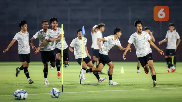 Foto: Besok Pertandingan Perdana, Pemain Timnas Indonesia U-17 Terlihat Gembira saat Bermain Games di Sesi Latihan