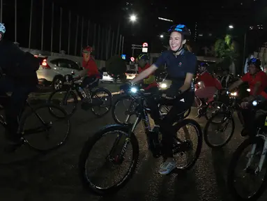 Aktris Nadine Chandrawinata bersepeda di sekitaran Gelora Bung Karno, Jakarta, Jumat (16/6). Berolahraga sepeda memang rutin dilakukan oleh Nadine untuk menjaga kebugaran tubuh. (Liputan6.com/Herman Zakharia)