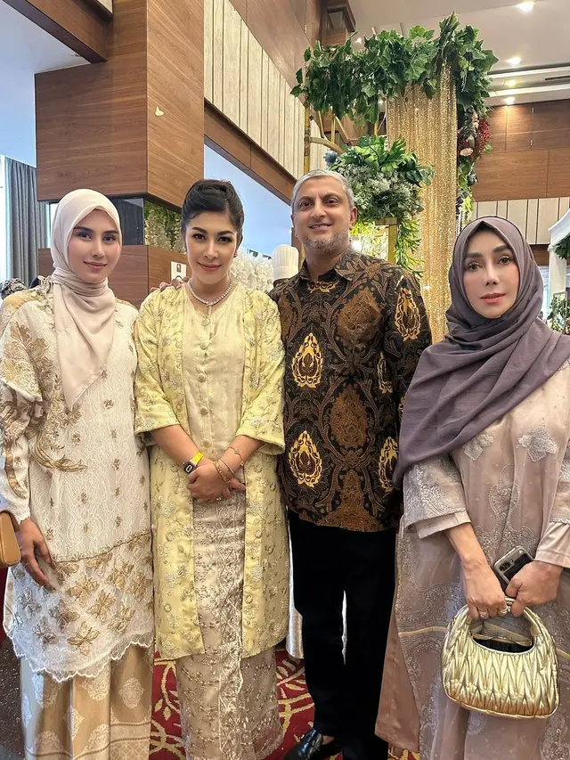 7 Model Kebaya Syahnaz Sadiqah, Inspirasi Busana Anggun ala Istri Pejabat