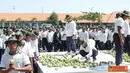 Citizen6, Surabaya: Usai lari siang, ribuan prajurit Kobangdikal pesta buah mangga. (Pengirim: Penkobangdikal). 