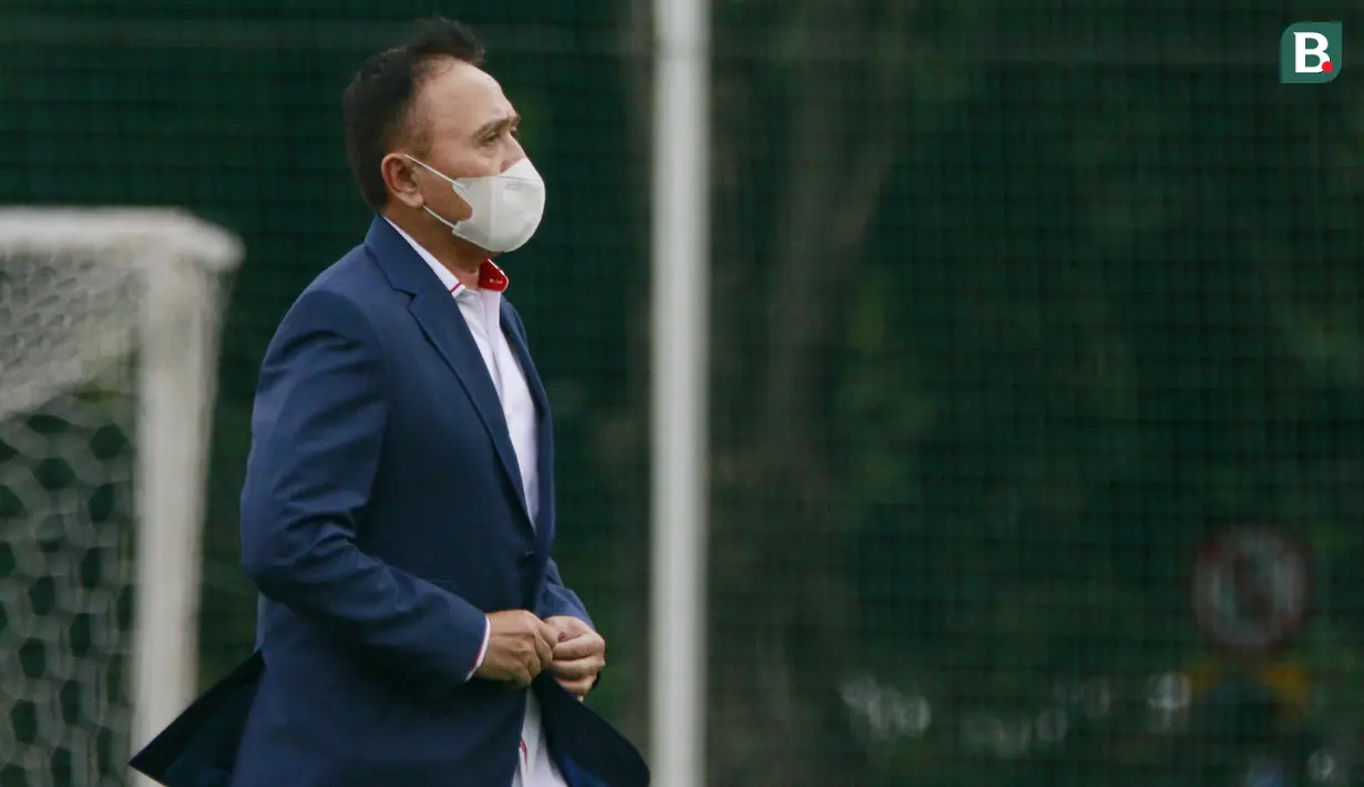 Ketua PSSI, Mochamad Iriawan, saat mengunjungi sesi latihan pemain Timnas Indonesia di Lapangan D Senayan, Jakarta, Rabu, (10/2/2021). Latihan tersebut untuk persiapan SEA Games 2021 di Vietnam. (Bola.com/M Iqbal Ichsan)