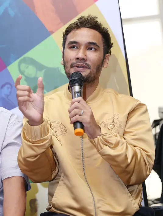 "Gue belum tau nih karena Denada temannya banyak banget. Circlenya dia pergaulannya sana sini sana sini. Gue belum tau siapa kayak yang misalnya mau memulai inisiatif ini,” ujar JFlow. (Nurwahyunan/Bintang.com)