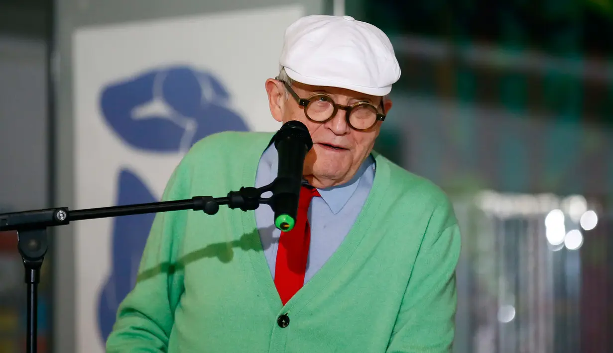 David Hockney berpidato saat peresmian lukisan terbarunya di Perpustakaan Pompidou Center, Paris, Perancis, Selasa (26/9). Dalam pidatonya, Hockney mengatakan bahwa gangguan pendengarannya telah membantu mempertajam lukisannya. (Foto AP/Francois Mori)