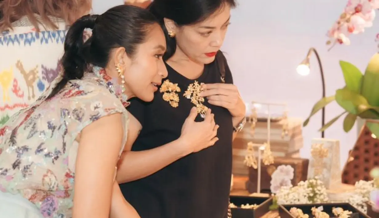 Ia pun menambahkan penampilan dengan bros keemasan di bajunya. Ia kembali tampil dengan lipstik merah dengan rambut yang diikat setengah. [@lutob]