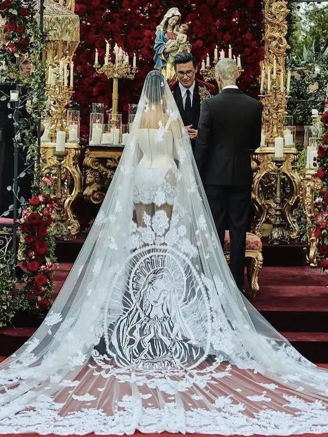 Kembali menggelar pernikahan kali ini Kourtney Kardashian kenakan gaun putih model korset, credit: @kourtneykardash