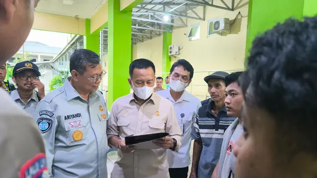 Kementerian Perhubungan (Kemenhub) meninjau lokasi kecelakaan bus ALS dan truk tangki di Jalan Lintas Sumatera, Sumatera Selatan. (Foto: Kemenhub)