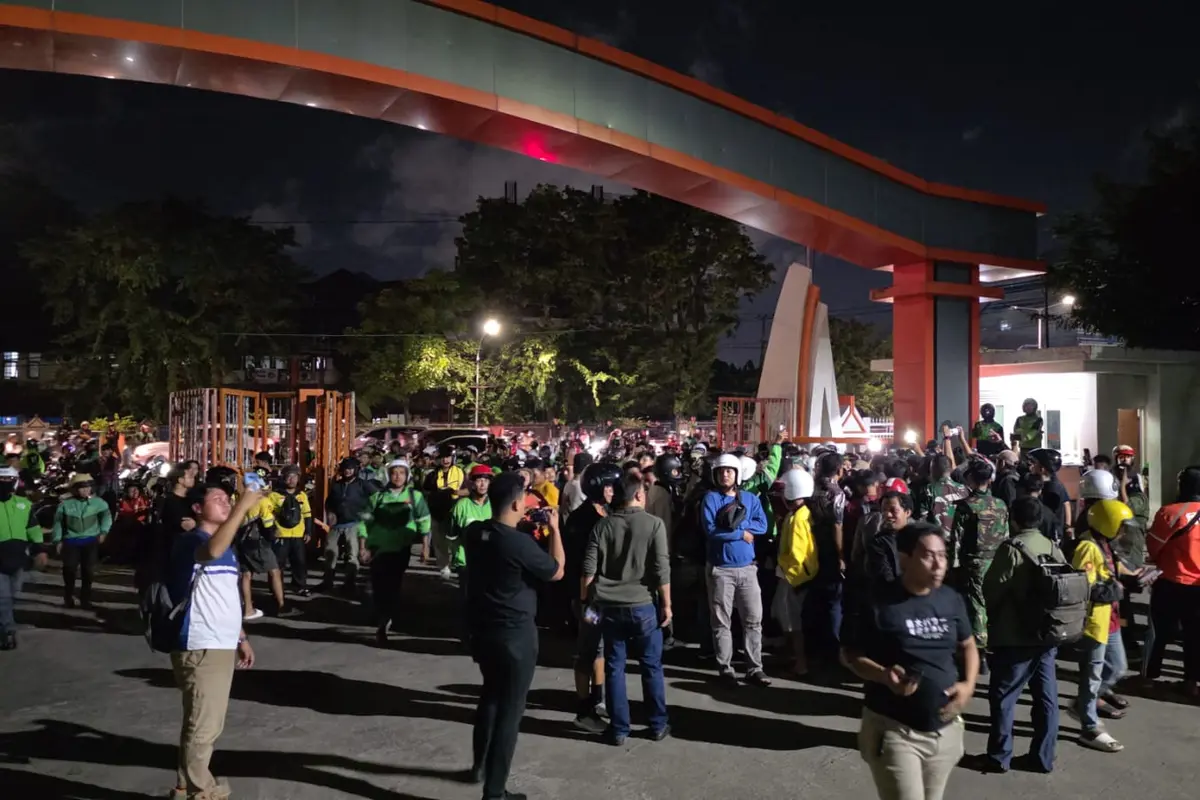 Pengemudi ojol bentrok dengan mahasiswa UNM. (Liputan6.com/Fauzan)