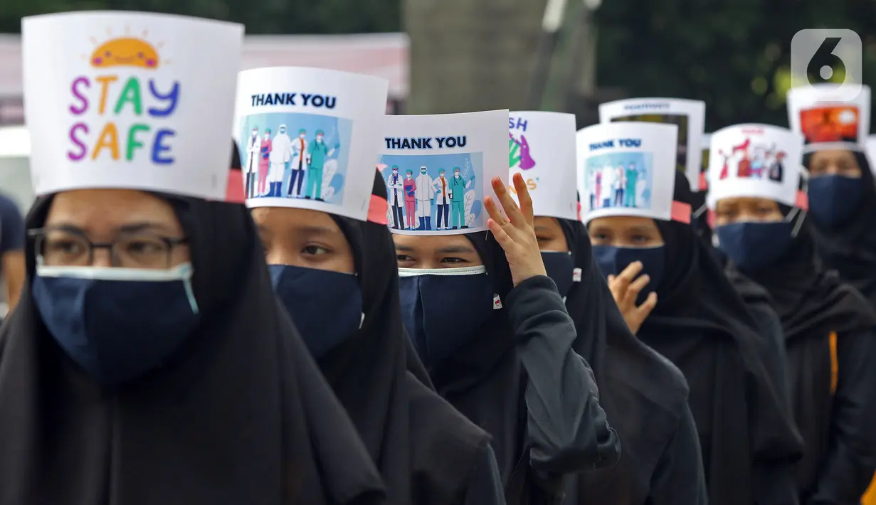 Mahasiswi Politeknik Kesehatan Jakarta III saat Hari Kesehatan Nasional ke-56 di Jatiwarna, Bekasi, Jawa Barat, Kamis (12/11/2020). Kegiatan tersebut merupakan bentuk apresiasi terhadap tenaga medis yang berjuang selama pandemi COVID-19. (Liputan6.com/Herman Zakharia)