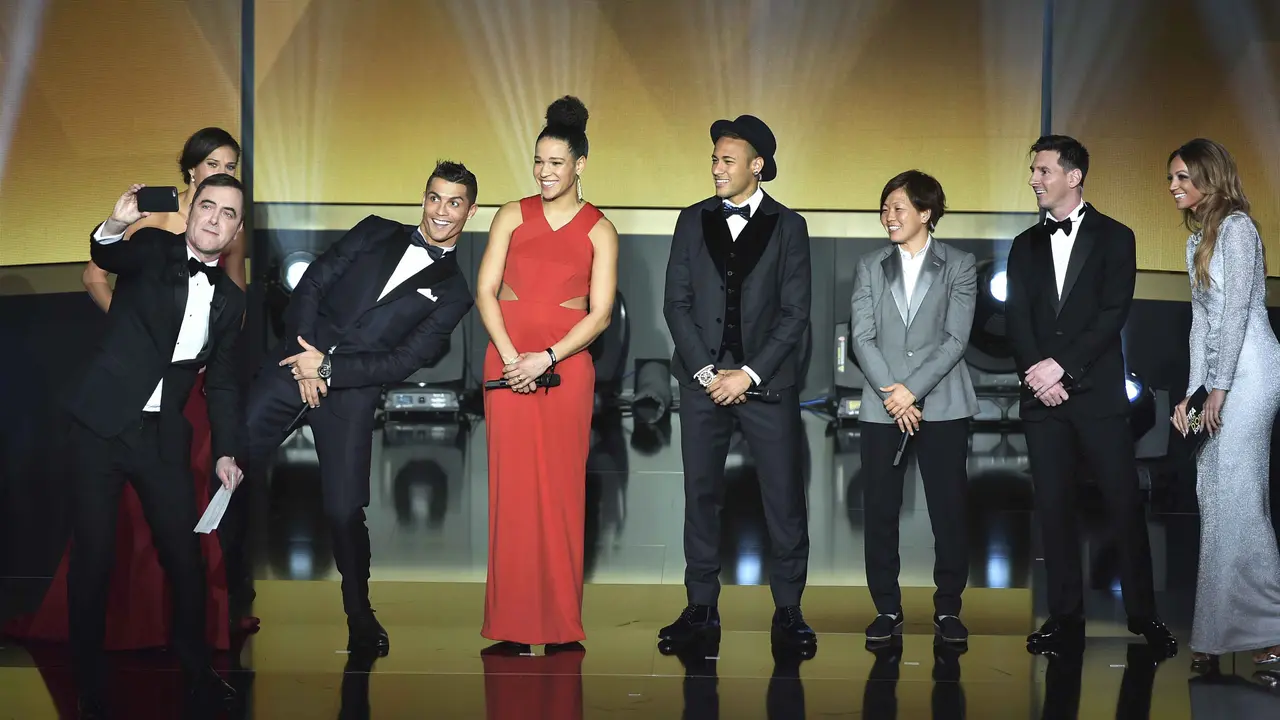 Gagal Raih Ballon d'Or Ronaldo Selfie dan Happy
