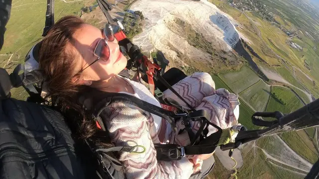 Prilly Latuconsina main paralayangan di Turki.