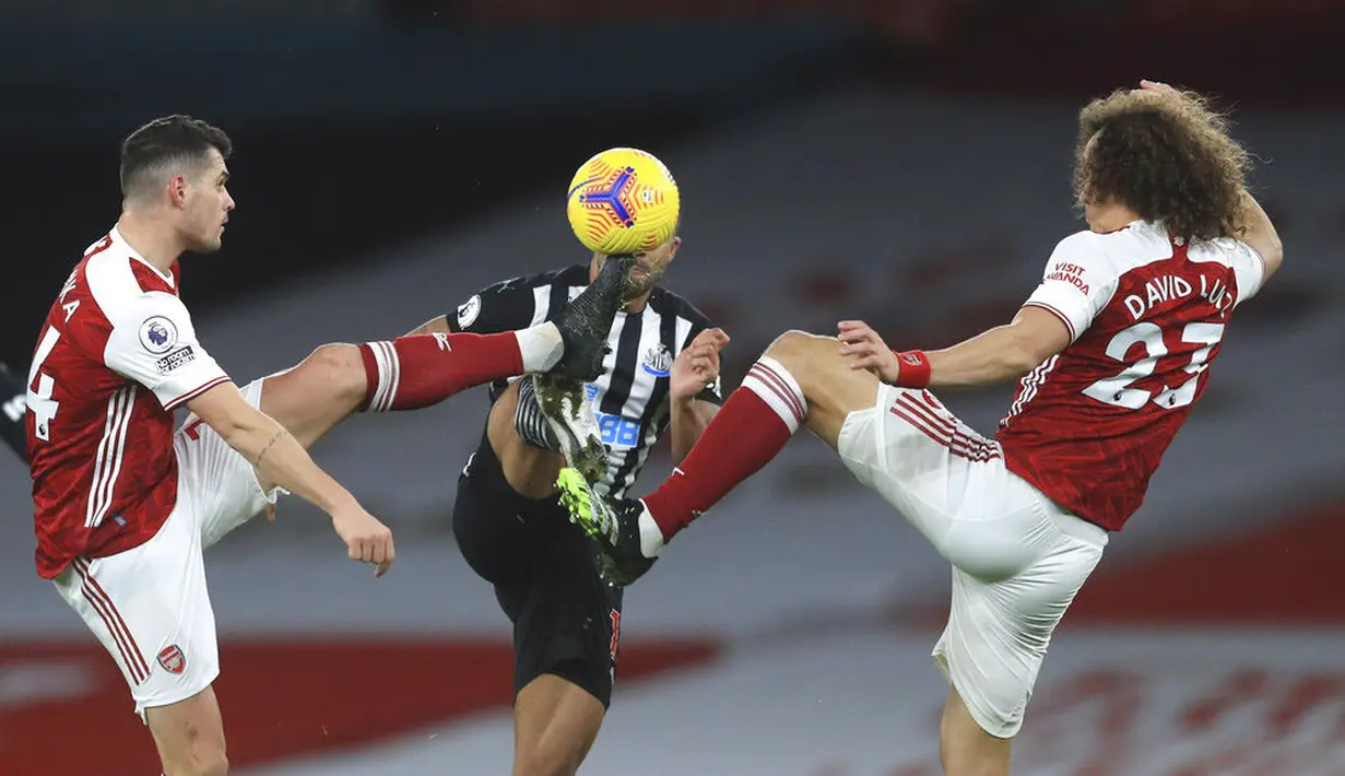 Pemain Arsenal, Granit Xhaka dan David Luiz, berebut bola dengan pemain Newcastle United, Callum Wilson, pada laga Liga Inggris di Stadion Emirates, Senin (18/1/2021). Arsenal menang dengan skor 3-0. (Adam Davy/Pool via AP)
