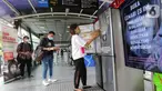 Warga antre menyimpan makanan di lemari es di Halte Dukuh Atas, Jakarta, Rabu (05/5/2021). Makanan yang disimpan di lemari es akan didistribusikan ke yayasan sosial atau warga yang membutuhkan oleh tim Sharp Indonesia setiap harinya. (Liputan6.com/Fery Pradolo)