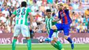 Pemain Barcelona, Lionel Messi, berusaha melewati hadangan pemain Real Betis dalam laga La Liga di Stadion Camp Nou, Minggu (21/8/2016) dini hari WIB. (AFP/Pau Barrena)