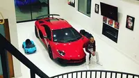 Belum lama ini, penyanyi R&B berusia 26 tahun itu membeli sebuah Aventador SV, dan uniknya, ia memarkirkan mobil anyarnya di ruang tamu. 