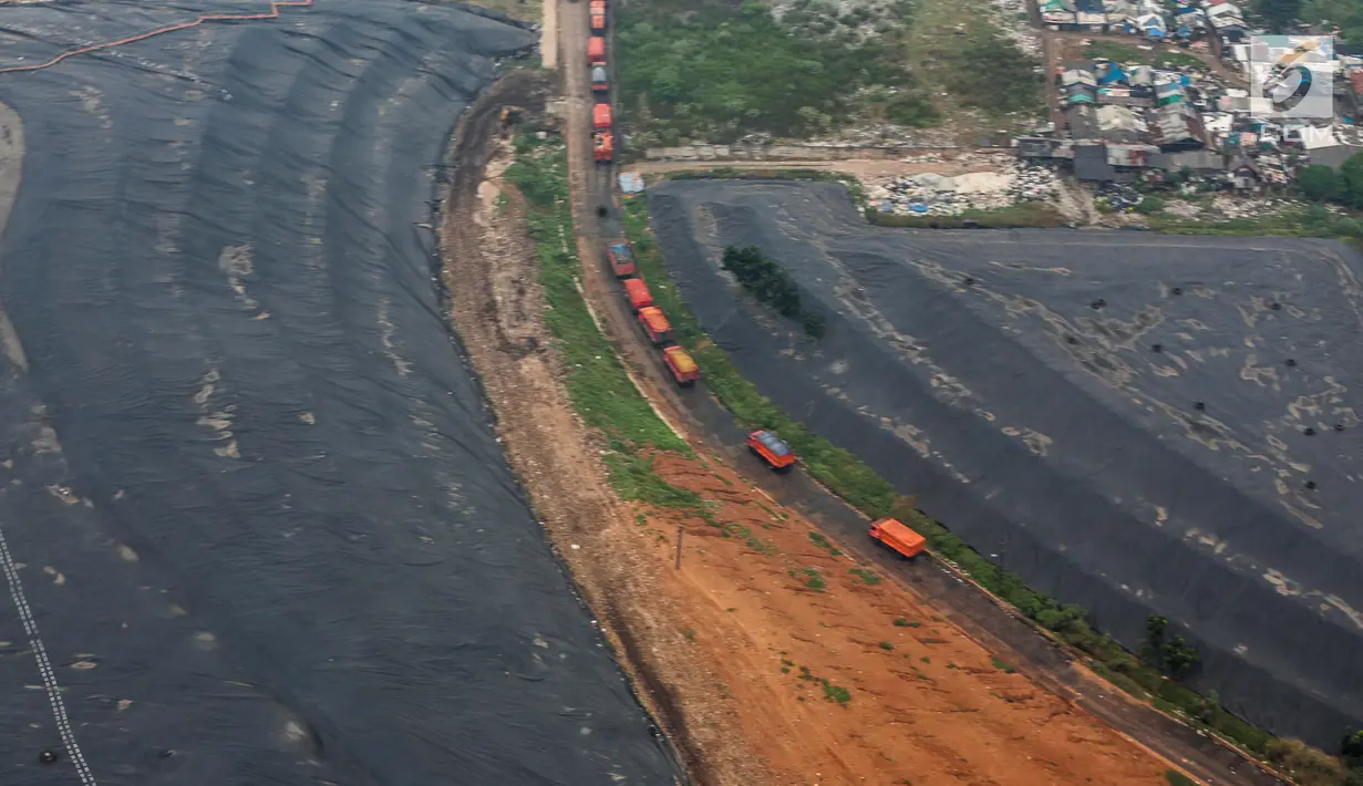 Pandangan udara terlihat truk membawa sampah di TPST Bantar Gebang, Bekasi, Jawa Barat, Selasa (4/6/2019). Proses perapian tumpukan sampah telah dilakukan dengan baik oleh UPST Bantargebang Dinas Lingkungan Hidup Provinsi DKI Jakarta. (Liputan6.com/Faizal Fanani)