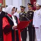 Mantan Kepala BPHN Kemenkumham, Enny Nurbaningsih membaca sumpah jabatan saat pelantikan menjadi hakim Mahkamah Konstitusi (MK) di Istana Negara, Jakarta, Senin (13/8). Enny menggantikan Maria Farida yang habis masa jabatannya. (Liputan6.com/Biropers)