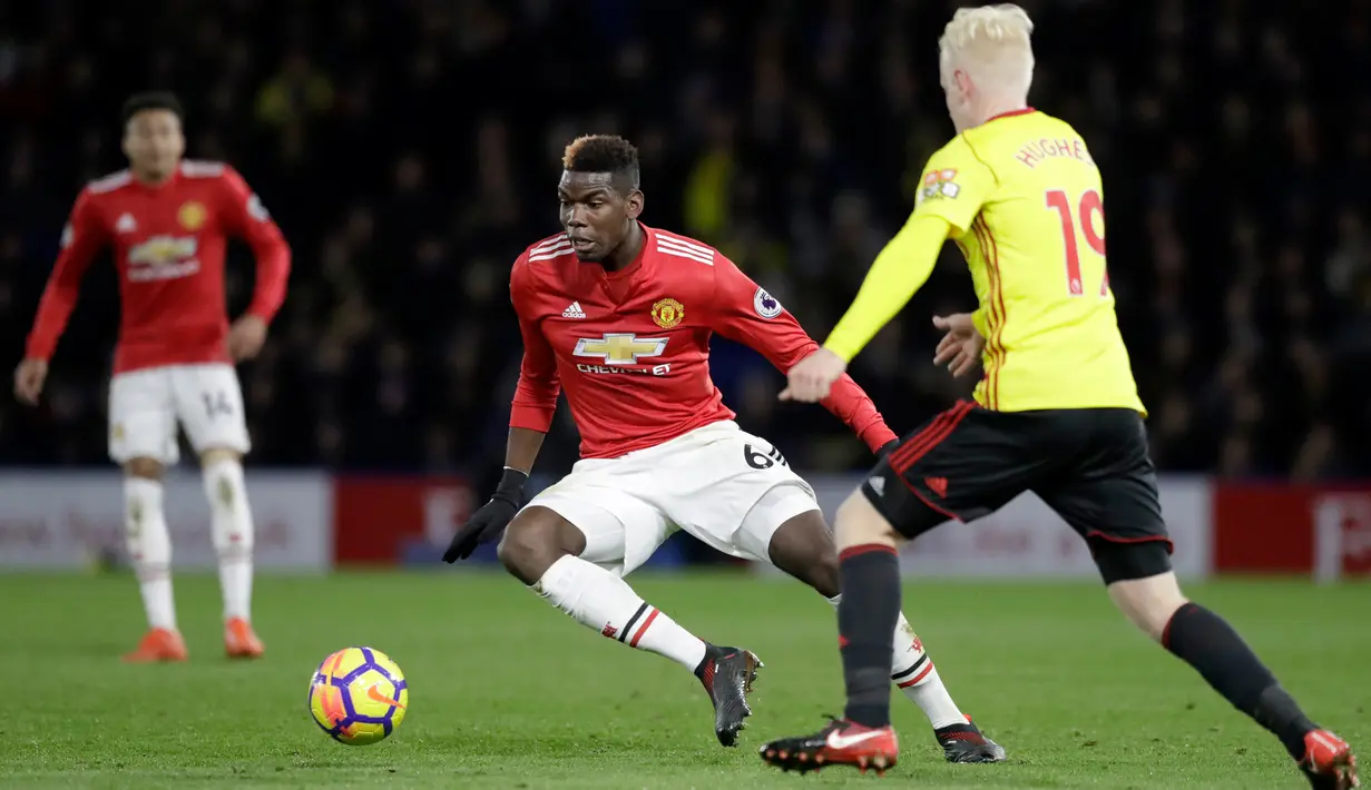 Pemain Watford, Will Hughes berebut bola dengan pemain Manchester United, Paul Pogba pada laga pekan ke-14 Premier League 2017-2018 di Vicarage Arena, Selasa (28/11). MU mengatasi perlawanan tuan rumah Watford dengan skor 4-2. (AP/Matt Dunham)