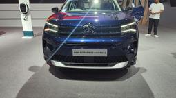 Citroën C5 Aircross memiliki desain depan modern dengan Headlamp yang sudah LED yang berbentuk garis. Jika dilihat lebih detil, Headlamp mobil ini memiliki efek 3D.