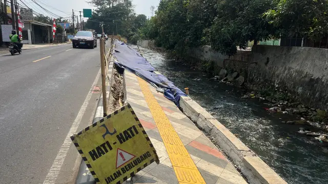 Trotoar Dekat Taman Secawan Depok Ambles