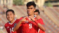 Timnas Indonesia U-22 tampil sempurna dalam perjalanannya merebut medali emas cabor sepak bola SEA Games 2023. Dari total 6 laga, Garuda Muda menyapu bersih 6 kemenangan, empat di fase grup dan dua di laga semifinal dan final. Ramadhan Sananta dkk total mencetak 21 gol dan hanya kebobolan 5 gol. Seluruh gol Timnas Indonesia U-22 dicetak oleh 9 pemain berbeda, di mana 6 pemain di antaranya mencetak lebih dari satu gol. Berikut daftar 6 pemain tersebut. (Bola.com/Abdul Aziz)