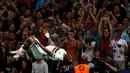 Striker Belgia, Michy Batshuayi, melakukan salto setelah mencetak gol ke gawang Hungaria dalam laga 16 besar Piala Eropa 2016 di Stadium de Toulouse, Toulouse, (26/6/2016). (Reuters/Sergio Perez)