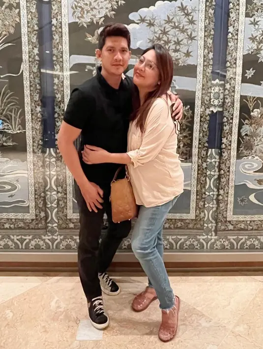 Merasa cocok dan nyaman, keduanya memutuskan menikah setelah 60 hari pacaran. 4 Juni 2012 lamaran dan kemudian keduanya menikah pada 25 Juni. Kebahagiaan pasangan ini makin lengkap dengan hadirnya anak pertama, Atreya Syahla Putri Uwais  yang lahir pada 11 Oktober 2013. [Instagram/audyitem]