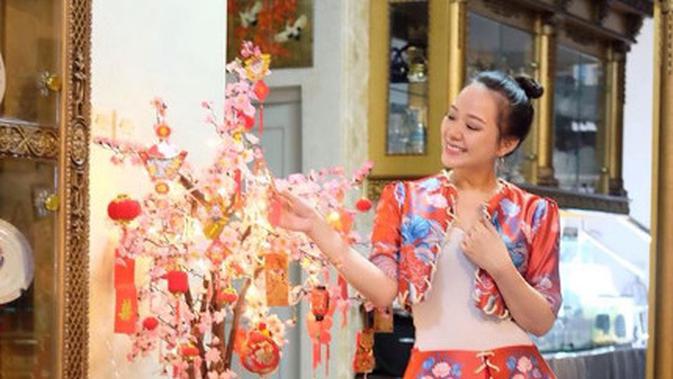 Sambut Imlek, Yuanita Christiani Tampil Serba Merah 
