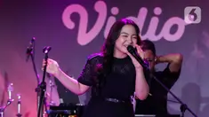 Penampilan penyanyi Bernadya saat acara Vidio Penasaran 2025 di The Dome Senayan Park, Jakarta, Kamis (6/2/2025). (Liputan6.com/Herman Zakharia)