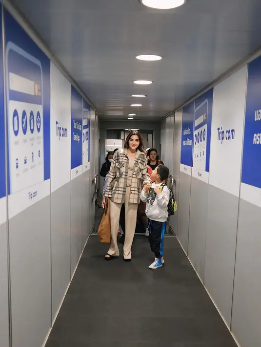 Menutup tampilan, Ashanty jinjin tas Bottega Veneta Large Hop berwarna cokelat seharga Rp70jutaan [@ashanty_ash]