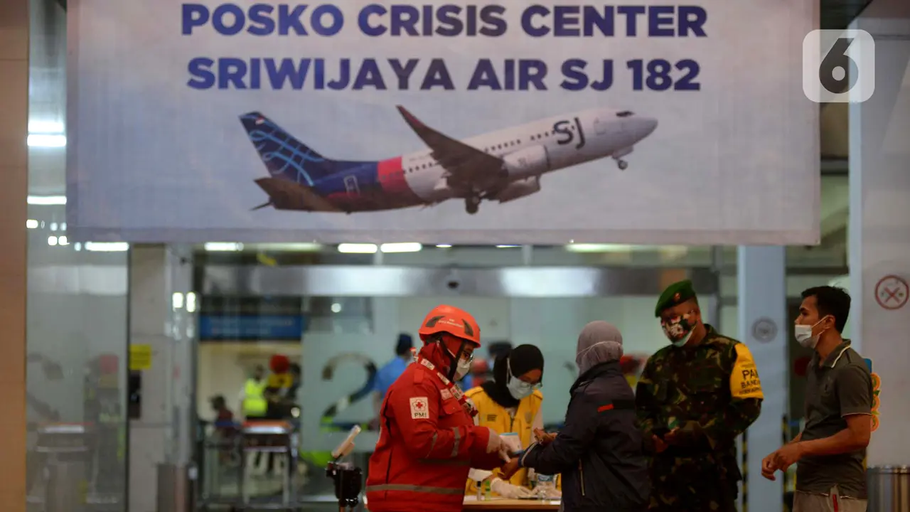 FOTO: Wajah Cemas Keluarga Korban Sriwijaya Air SJ 182 di Posko Crisis Center