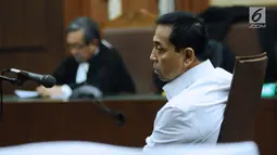 Terdakwa korupsi proyek E-KTP Setya Novanto saat mengikuti sidang perdana di Pengadilan Tipikor, Jakarta, Rabu (13/12). Sidang mendengarkan pembacaan dakwaan oleh JPU KPK setelah mengalami skors. (Liputan6.com/Helmi Fithriansyah)