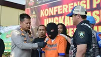 Pelaku penembakan juragan rongsokan di Sidoarjo ditangkap polisi. (Dian Kurniawan/Liputan6.com)