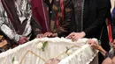 Meskipun Natalie dan ibundanya berbeda keyakinan, namun ia tetap setia mendampingi jenazah sang ibu yang kini disemayamkan di Gedung Serba Guna Perumnas Klender, Jakarta Timur, untuk terakhir kalinya. (Deki Prayoga/Bintang.com)