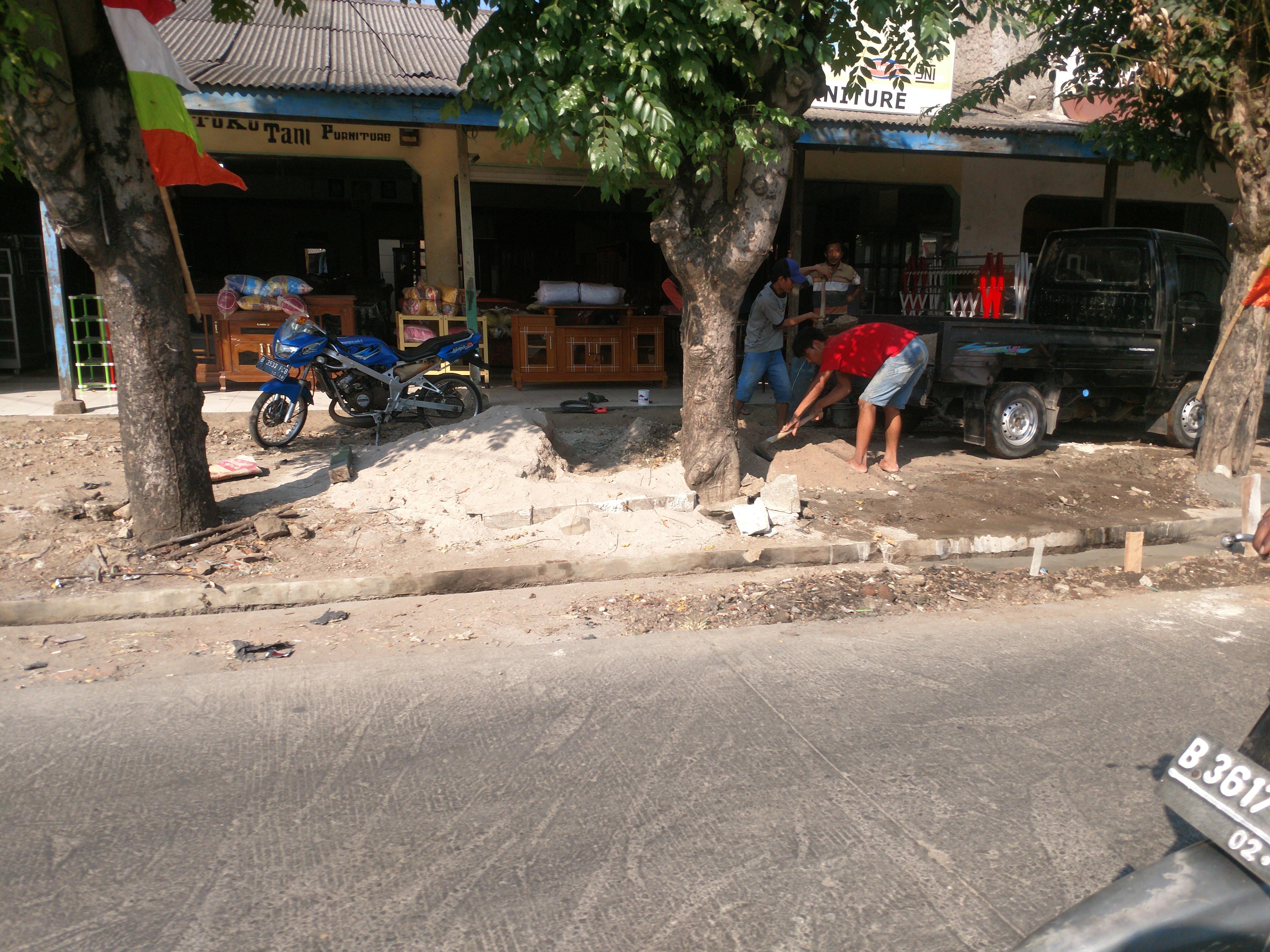 Lokasi parit yang menjadi tempat massa membakar pria hidup-hidup di Pasar Muara Bakti, Babelan, Bekasi. (Liputan6.com/Fernando Purba)