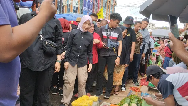 Istri Calon Presiden (Capres) nomor urut 3 Ganjar Pranowo, Siti Atikoh Supriyanti saat blusukan ke Pasar 26 Ilir, Palembang, Sumatera Selatan, Jumat (12/1/2024).