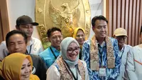 Paslon Eti Herawati-Suhendrik memberi keterangan pers usai mendaftar ke KPU Kota Cirebon pada Pilkada Serentak 2024. Foto (Liputan6.com / Panji Prayitno)