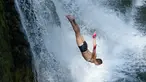 Peserta melompat dari atas air terjun saat mengikuti lomba melompat air terjun internasional ke-4 di Kota Jajce, Bosnia (5/8). Lomba melompat dari atas air terjun setinggi 21 meter ini diikuti oleh 23 peserta. (AP Photo/Amel Emric)
